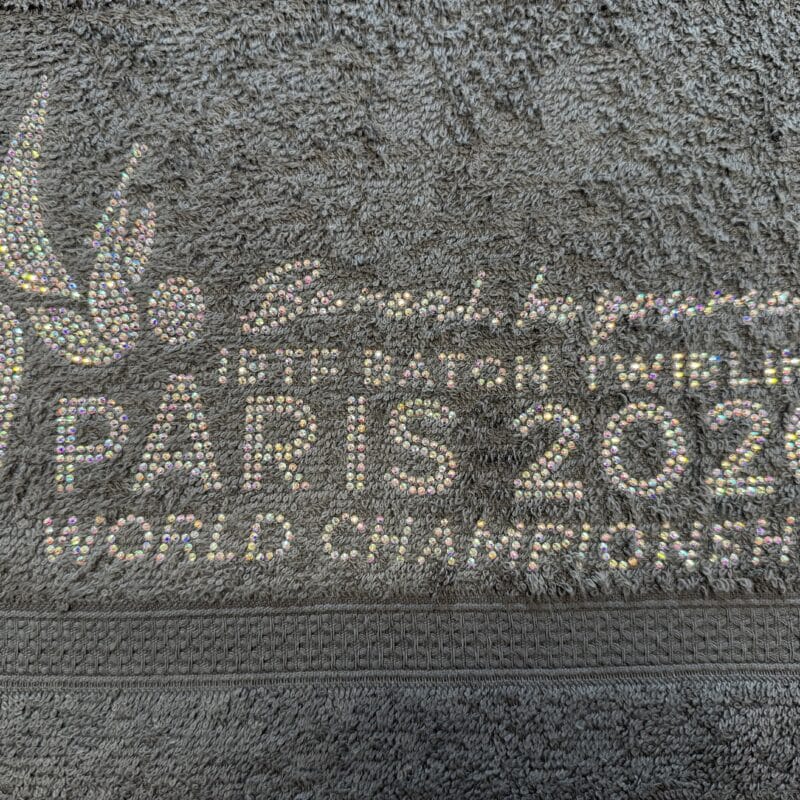 SERVIETTE MAINS AVEC LOGO MONDIAL EN STRASS